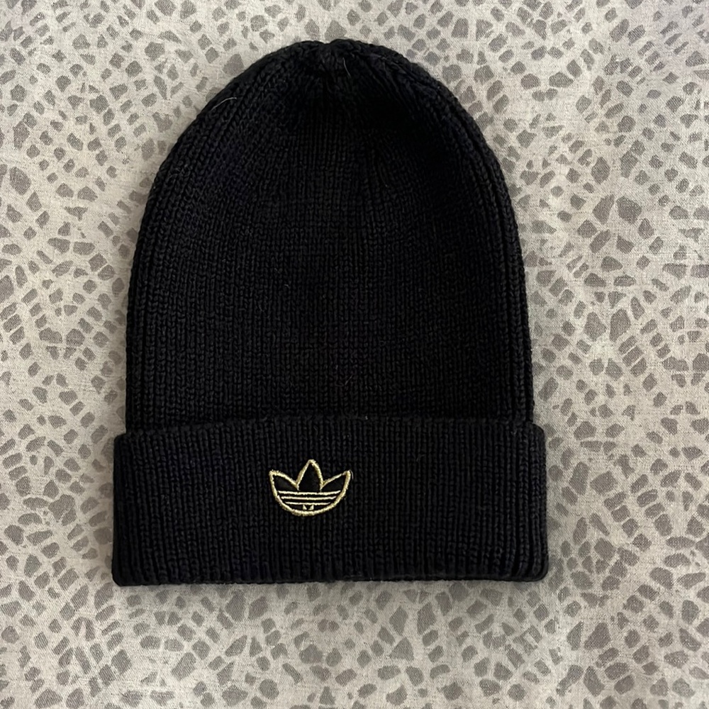 Black/gold adidas beanie o/s